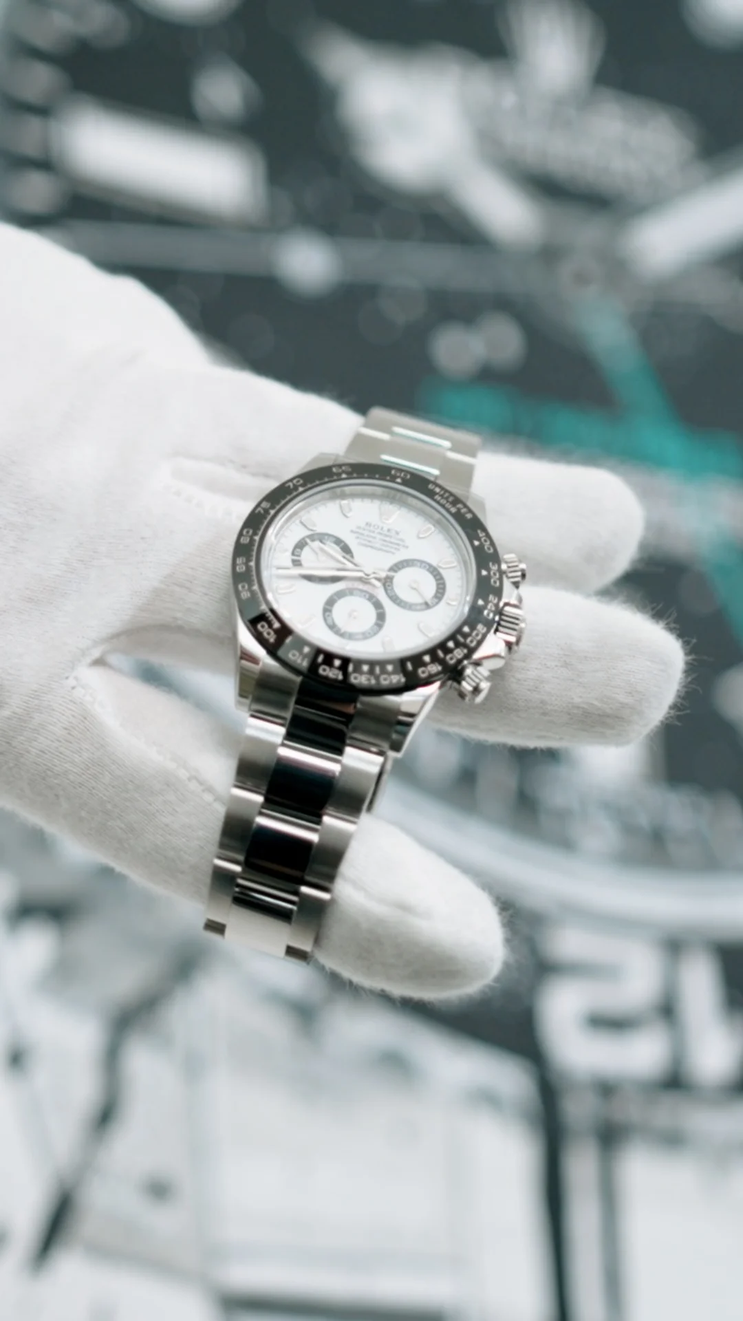 Rolex Daytona, mit weissen Handschuhen präsentiert